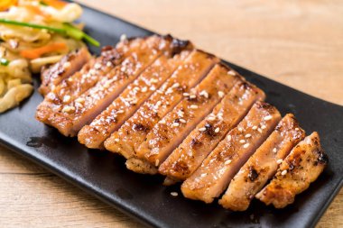 sebze ile dilimlenmiş domuz biftek ızgara 