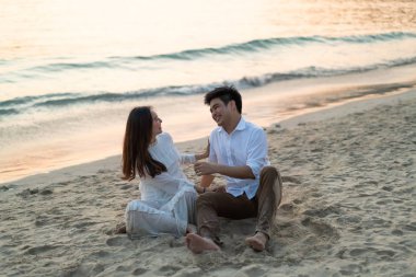 Mutlu çift balayı gidiş tropikal kum plajı üzerinde su içinde seyahat.