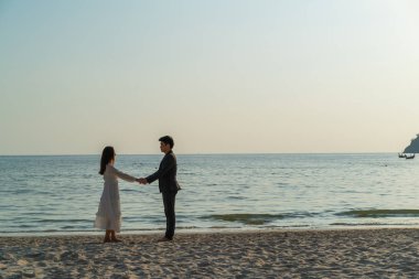 Mutlu çift balayı gidiş tropikal kum plajı üzerinde su içinde seyahat.