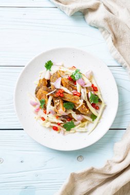 gevrek gurami balığı ile baharatlı salata