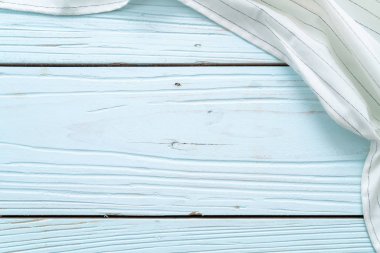 mutfak bezi (peçete) mavi ahşap zemin üzerine