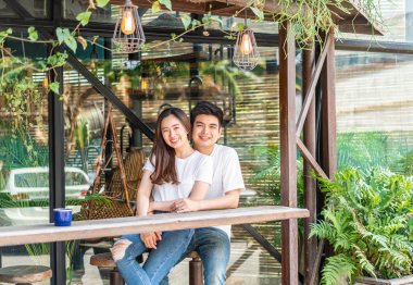 Asyalı mutlu bir çift. 