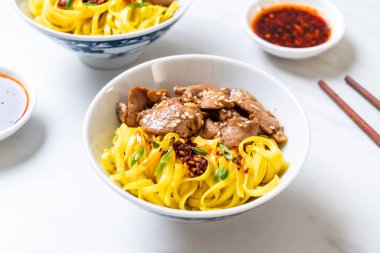 domuz eti ile Asya tavada kızartılmış erişte