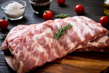 Taze çiğ domuz kaburgası. 