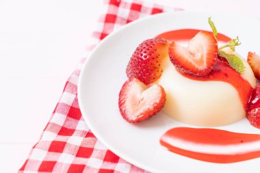 yoğurt puding taze çilek ile