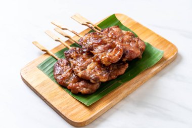 saptırılmış süt domuz beyaz yapışkan pirinç ile ızgara