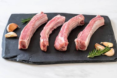 Taze Çiğ domuz kaburga malzemelerle