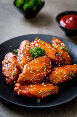 Barbekü tavuk kanatları beyaz susam ile