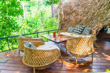 boş açık veranda masa ve sandalye yastıkları ile