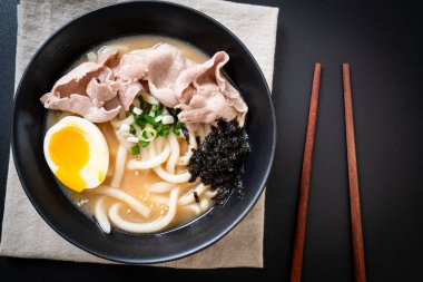 Udon ramen noodle ile domuz çorbası 