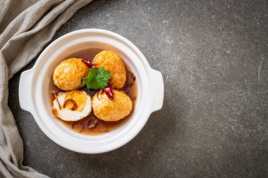Haşlanmış yumurta demirhindi soslu kızarmış