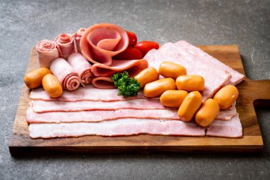 pastırma, sosis, jambon füme ve Barbekü domuz pastırması