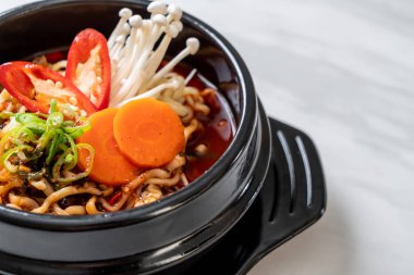 siyah kase Kore anlık erişte