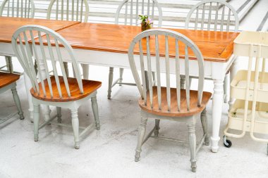 Boş masa ve sandalye 