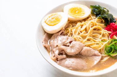domuz eti ve yumurta ile TONKOTSU ramen erişte