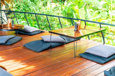 boş tablo ve minderler