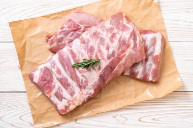 Taze çiğ domuz kaburgası. 