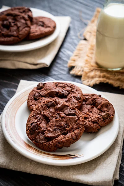 Biscoitos de chocolate com chips de chocolate — Fotografia de Stock