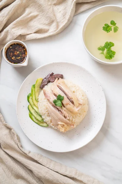 Hainanesisk kyllingris eller dampet kyllingris – stockfoto