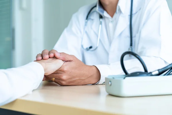 Die Hand des Arztes beruhigt ihre Patientin — Stockfoto