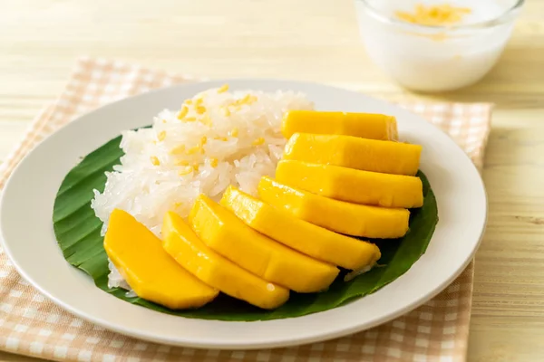 Mango with sticky rice — Stock Photo, Image