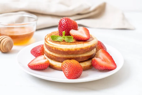 Pfannkuchen mit frischen Erdbeeren — Stockfoto