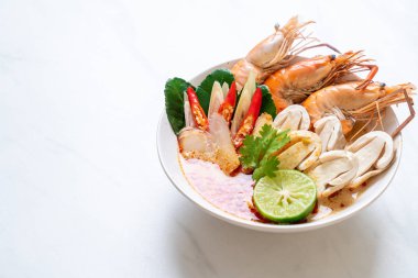 Baharatlı karides çorbası (Tom Yum Goong)