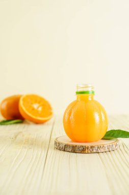Ahşap arka plan üzerinde taze portakal suyu