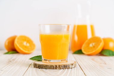 Ahşap arka plan üzerinde taze portakal suyu