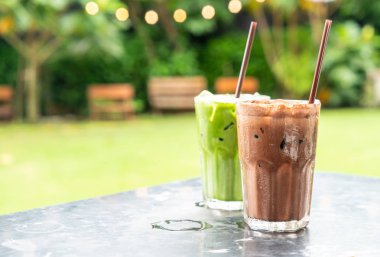 Çikolatalı süt ve sütlü buzlu yeşil çay Iced