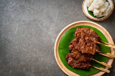 saptırılmış süt domuz beyaz yapışkan pirinç ile ızgara