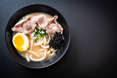 Udon ramen noodle ile domuz çorbası 