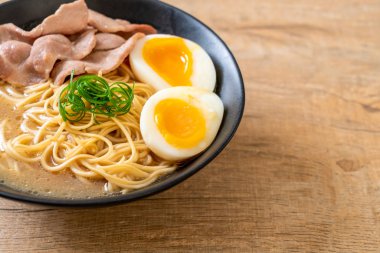 domuz eti ve yumurta ile TONKOTSU ramen erişte