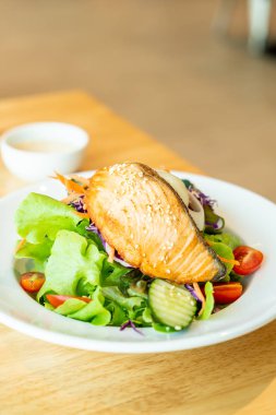 Kızarmış somon salata