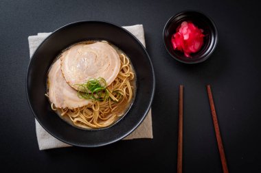 chaashu domuz eti ile TONKOTSU ramen erişte