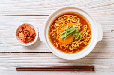 yumurta, sebze ve kimchi Koreli baharatlı anlık erişte