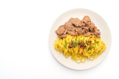 domuz eti ile Asya tavada kızartılmış erişte