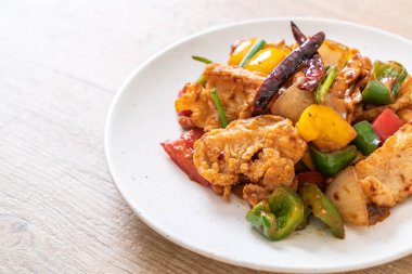 Cevizli kızarmış tavuk. 