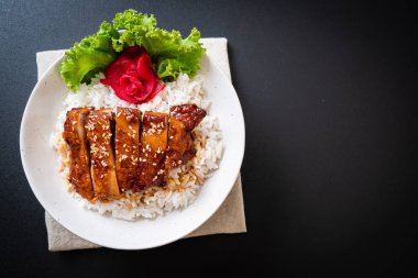 tepesinde pirinç teriyaki soslu ızgara tavuk