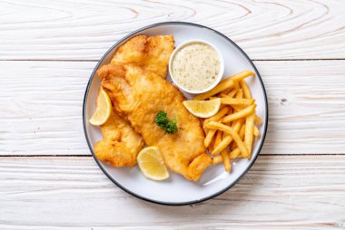 Kızartmalı balık ve patates kızartması.