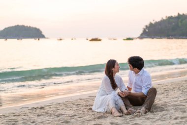 Mutlu çift balayı gidiş tropikal kum plajı üzerinde su içinde seyahat.