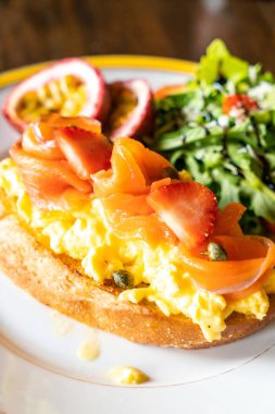Kızarmış kek yumurta ile somon füme