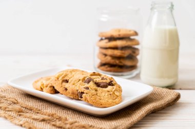 Çikolata parçacıklı kurabiye. 