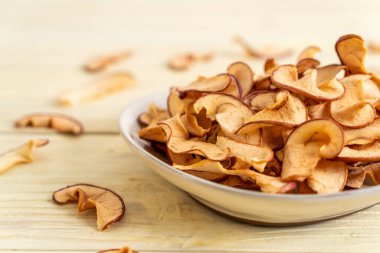 Ev yapımı kurutulmuş organik elma dilimli