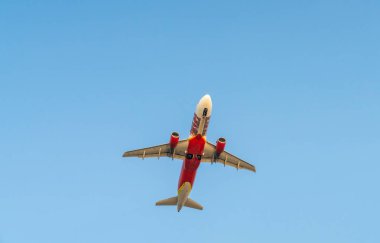 Mavi gökyüzü olan uçak