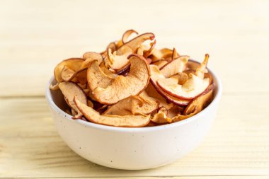 Ev yapımı kurutulmuş organik elma dilimli