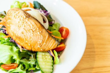 Kızarmış somon salata