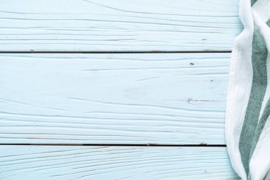 mutfak bezi (peçete) mavi ahşap zemin üzerine