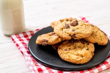 Çikolata parçacıklı kurabiye.