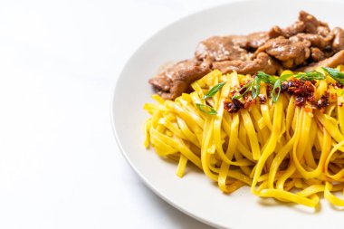 domuz eti ile Asya tavada kızartılmış erişte